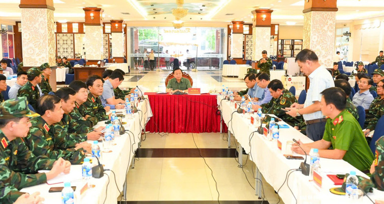 Quang cảnh cuộc họp. (Ảnh TRUNG HIẾU) pho-thu-tuong-giao-ban-phong-chong-bao-so.jpg