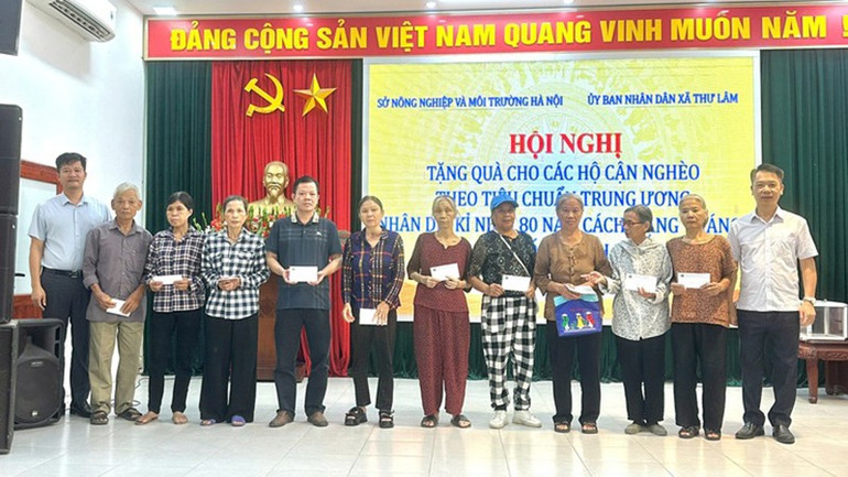 Sở Nông nghiệp và Môi trường Hà Nội tặng quà hộ cận nghèo theo tiêu chuẩn Trung ương năm 2025, tháng 9/2025. (Ảnh BTC) tang-qua-ho-ngheo-xa-thu-lam-hanoi.jpg