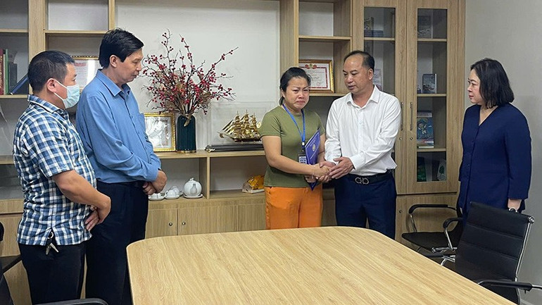 Trao hỗ trợ cho gia đình có người thân gặp nạn trong vụ lật tàu du lịch trên Vịnh Hạ Long. (Ảnh: NFVC) ho-tro-tre-em-vu-lat-thuyen-ha-long-2.jpg