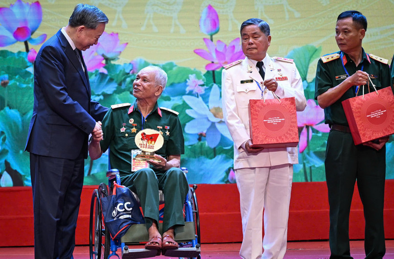 Tổng Bí thư Tô Lâm trao quà và biểu trưng kỷ niệm 80 năm Quốc khánh nước Cộng hòa xã hội chủ nghĩa Việt Nam tặng đại biểu đại diện cho các đại biểu dự hội nghị. tong-bi-thu-to-lam-trao-qua-1.jpg