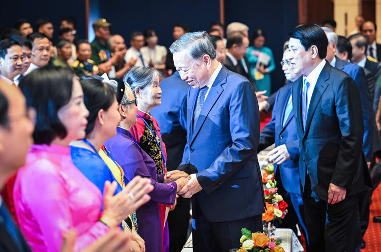 Tổng Bí thư Tô Lâm, Chủ tịch nước Lương Cường, Thủ tướng Phạm Minh Chính và các đồng chí lãnh đạo Đảng, Nhà nước thăm hỏi các đại biểu người có công, nhân chứng lịch sử tiêu biểu tại chương trình Gặp mặt. tong-bi-thu-to-lam-1.jpg