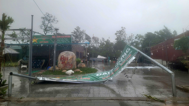 Ở khu vực ven biển phường Cửa Lò, Nghệ An đã có những thiệt hại về tài sản, dù bão chưa đổ bộ. (Ảnh TRUNG HIẾU) thiet-hai-do-bao-so-5-o-cua-lo.jpg