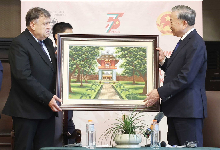 Tổng Bí thư tặng Hiệu trưởng Đại học Sofia Georgi Valchev bức tranh lưu niệm. (Ảnh: Thống Nhất/TTXVN) tong-bi-thu-to-lam-phat-bieu-chinh-sach-tai-dai-hoc-sofia-8359999.jpg