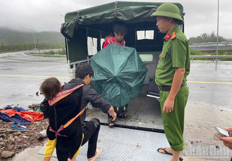 Tại xã An Châu, Công an xã tổ chức di dời, sơ tán người, tài sản đến nơi an toàn. ndo_br_cong-an-nghe-an.jpg