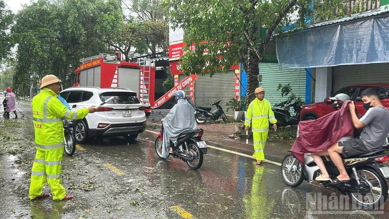 Lực lượng Cảnh sát giao thông phân luồng bảo đảm an toàn giao thông. ndo_br_cong-an-nghe-an-1.jpg