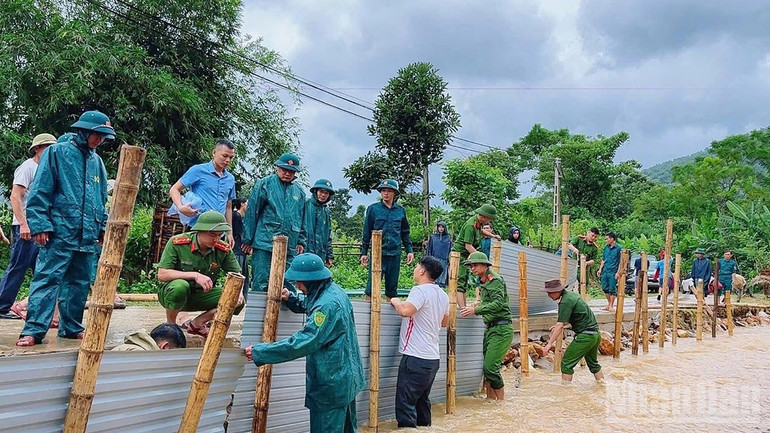 Do ảnh hưởng của bão số 10, tại xã Hùng Chân, Nghệ An xảy ra mưa to, gây xói lở đoạn đường vào bản Luồng. Công an xã phối hợp chính quyền và nhân dân khắc phục tuyến đường để việc đi lại được thuận lợi. ndo_br_cong-an-nghe-an-5.jpg
