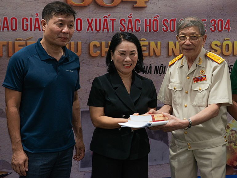 Đại tá Đinh Quốc, Kỳ, nguyên sĩ quan liên lạc Đoàn đại biểu quân sự Chính phủ Cách mạng Lâm thời Cộng hòa miền nam Việt Nam (Đoàn B) tại Trại David, trao tặng tư liệu cho Ban tổ chức của dự án Hồ sơ Gene 304. trao-tang-tai-lieu-1.jpg