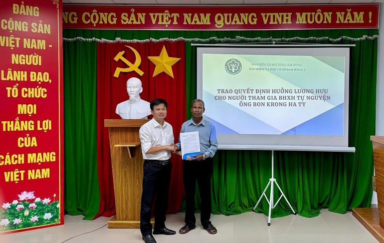 Ông Bon Krong Ha Ty, thôn Tu La, xã Đam Rông 3, Lâm Đồng, được nhận lương hưu nhờ tham gia bảo hiểm xã hội tự nguyện. (Ảnh VSS) ong-ha-ty-dam-rong-lam-dong-nhan-quyet-dinh-huong-luong-huu.jpg
