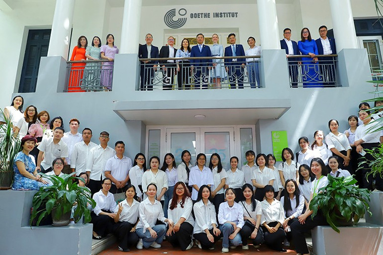 Các đại biểu chụp ảnh lưu niệm cùng học viên tại Viện Goethe Hà Nội. (Ảnh Moha) ung-vien-chuong-trinh-tro-ly-dieu-duong-sang-duc-3.jpg