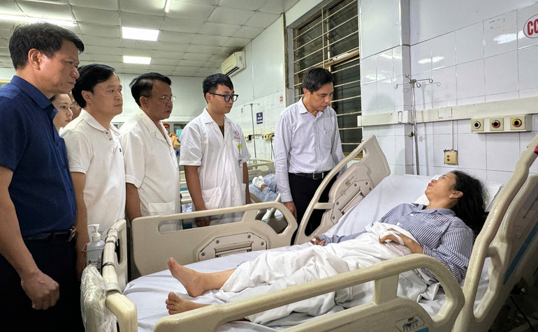 Ngay trong tối 19/7, đồng chí Vũ Văn Diện, Phó Chủ tịch Ủy ban nhân dân tỉnh Quảng Ninh, đã đến thăm hỏi, động viên các nạn nhân của vụ lật tàu trên Vịnh Hạ Long đang được điều trị, chăm sóc tại Bệnh viện đa khoa tỉnh Quảng Ninh. tham-cac-nan-nhan-vu-lat-tau-du-lich-1.jpg