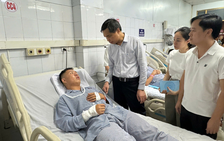 Đồng chí Vũ Văn Diện, Phó Chủ tịch Ủy ban nhân dân tỉnh Quảng Ninh, thăm hỏi, động viên các nạn nhân của vụ lật tàu trên Vịnh Hạ Long đang được điều trị, chăm sóc tại Bệnh viện đa khoa tỉnh Quảng Ninh. tham-cac-nan-nhan-vu-lat-tau-du-lich.jpg