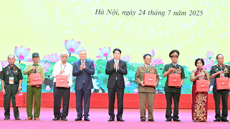Chủ tịch nước Lương Cường và Phó Thủ tướng Thường trực Chính phủ Nguyễn Hoà Bình trao quà tặng các đại biểu người có công tiêu biểu toàn quốc năm 2025. chu-tich-nuoc-luong-cuong.jpg