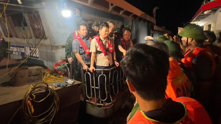 Phó Thủ tướng Chính phủ Trần Hồng Hà có mặt tại hiện trường. chim-tau-o-quang-ninh-4.jpg