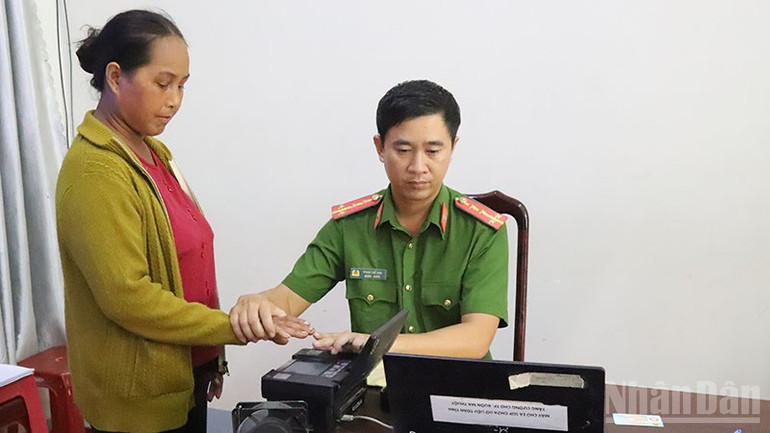 Công an thị trấn Ea Súp, huyện Ea Súp, tỉnh Đắk Lắk lăn dấu Vân tay làm căn cước cho công dân. ndo_br_cong-an-thi-tran-easup-huyen-easup-daklak-1.jpg