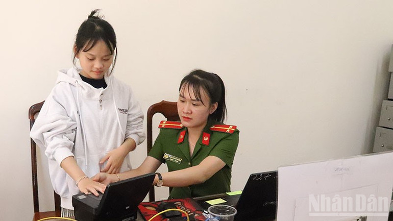 Người dân đến Công an xã Dray Bhăng, huyện Cư Kuin, tỉnh Đắk Lắk làm căn cước. ndo_br_cong-an-xa-dray-bhang-huyen-cu-kuin-daklak-1.jpg