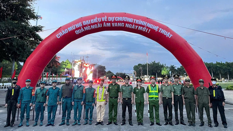 Công an phường Kon Tum và các lực lượng tham gia bảo vệ an ninh tại chương trình nghệ thuật nhân kỷ niệm 80 năm Cách mạng Tháng Tám thành công và Quốc khánh 2/9. cong-an-phuong-kon-tum-lam-nhiem-vu.jpg
