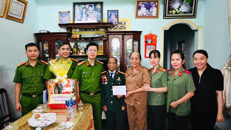 Thăm hỏi, tặng quà gia đình chính sách nhân Ngày Thương binh-Liệt sĩ 27/7. cong-an-phuong-kon-tum-tri-an-nguoi-co-cong.jpg