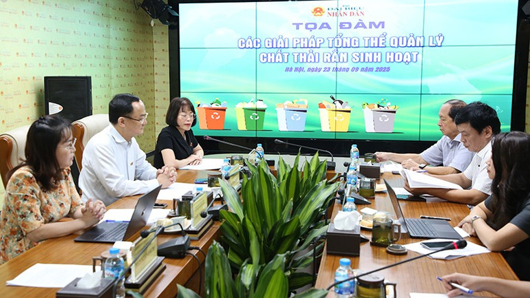toa-dam-rac-thai-sinh-hoat-1.jpg