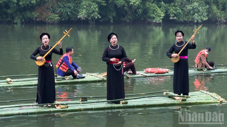 Trải nghiệm bơi mảng nghe hát then ở Nà Nưa, Tuyên Quang. (Ảnh ĐỨC THẮNG) ndo_br_du-khach-trai-nghiem-boi-mang-nghe-hat-then-o-na-nua-tuyen-quang.jpg