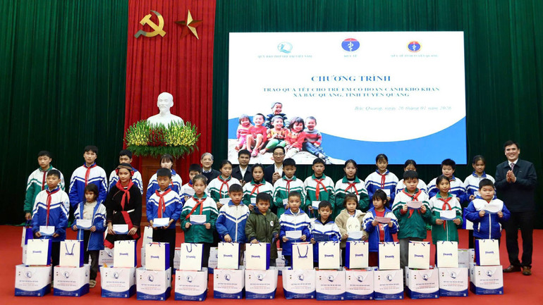 quy-bao-tro-tre-em-vietnam-tang-qua-tre-em-tuyen-quang-tet-binh-ngo-2026.jpg
