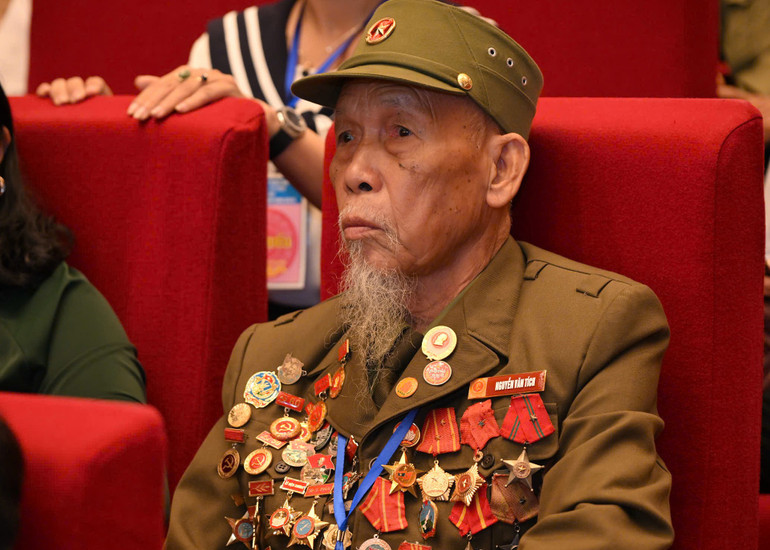 Ông Nguyễn Văn Tích, 96 tuổi, đến từ xã Vũ Quý, tỉnh Hưng Yên. (Ảnh: THÀNH ĐẠT) thuong-binh-nguyen-van-tich-96-tuoi-hung-yen.jpg