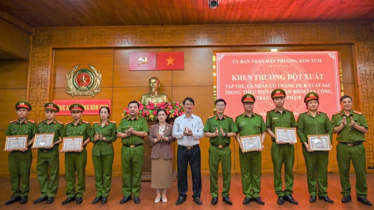 Ủy ban nhân dân phường Kon Tum khen thưởng đột xuất cho tập thể, cá nhân xuất sắc trong đợt cao điểm tấn công trấn áp tội phạm. khen-thuong-cong-an-phuong-kon-tum.jpg