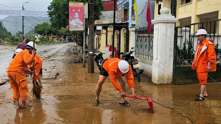 Cán bộ-công nhân viên Điện lực Mường Khương tập trung dọn vệ sinh sau mưa lũ. dien-luc-muong-khuong-lao-cai.jpg