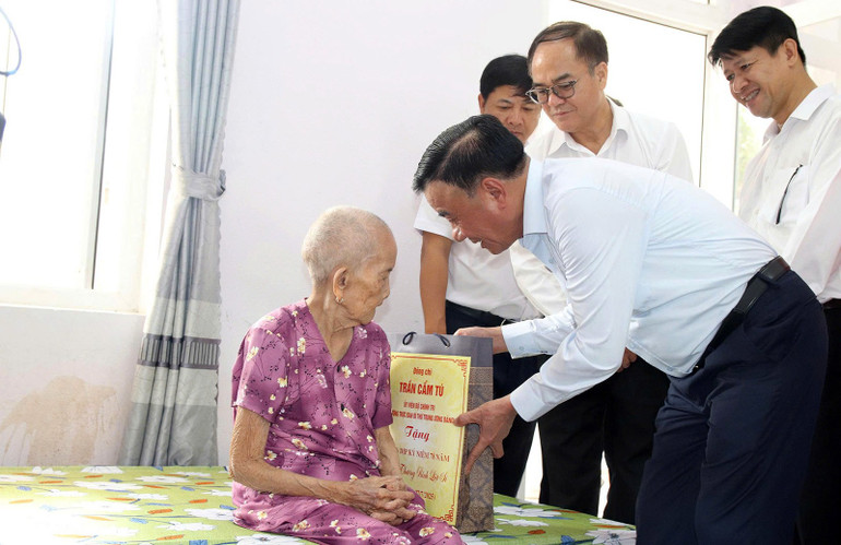 Thường trực Ban Bí thư Trần Cẩm Tú thăm, tặng quà các đối tượng chính sách tại Trung tâm Phụng dưỡng người có công cách mạng thành phố Đà Nẵng - Cơ sở 2. dong-chi-tran-cam-tu.jpg