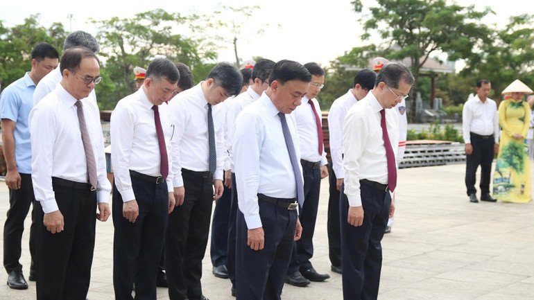 Thường trực Ban Bí thư Trần Cẩm Tú cùng Đoàn công tác Trung ương và lãnh đạo thành phố Đà Nẵng dâng hoa, viếng hương tại Tượng đài Mẹ Việt Nam Anh hùng. dong-chi-tran-cam-tu-3.jpg