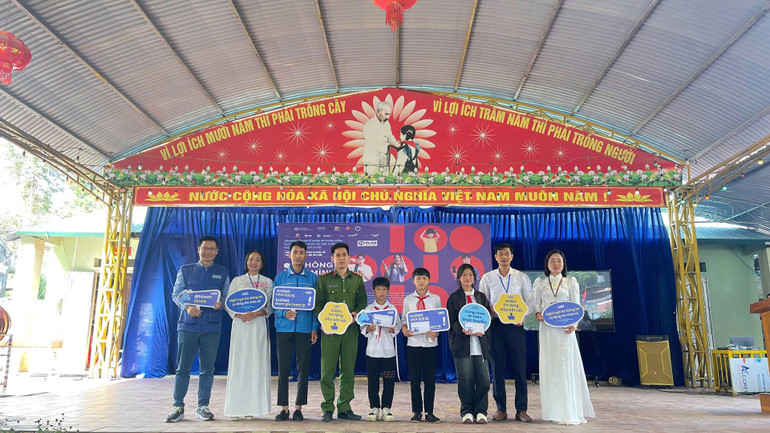 Hoạt động truyền thông “Cùng nhau an toàn trực tuyến” tại Trường trung học cơ sở Cán Chu Phìn, Tuyên Quang. (Ảnh Plan International Việt Nam) chien-dich-khong-mot-minh-tai-tuyen-quang.jpg