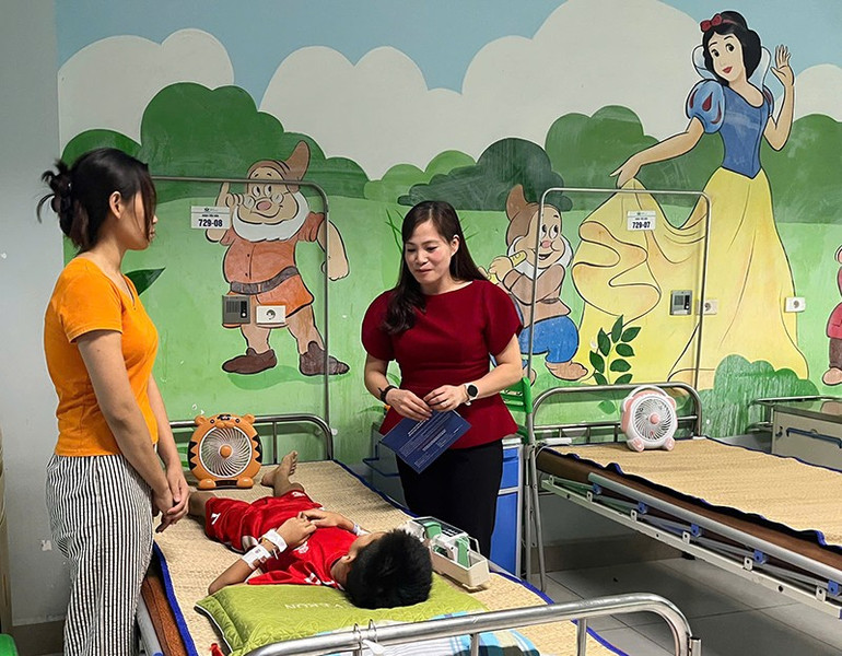 Phó Giám đốc Quỹ Bảo trợ trẻ em Việt Nam Nguyễn Thị Hiền thăm và trao hỗ trợ cho bệnh nhi tại Khoa Tiêu hóa, Bệnh viện Nhi Trung ương. (Ảnh NGÂN ANH) quy-bao-tro-tre-em-vietnam-trao-qua-ho-tro-benh-nhi.jpg