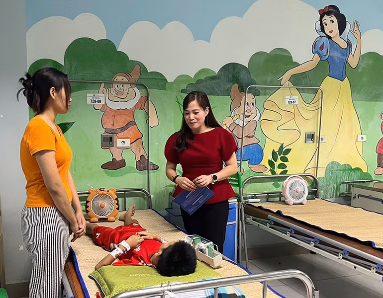 quy-bao-tro-tre-em-vietnam-trao-qua-ho-tro-benh-nhi.jpg