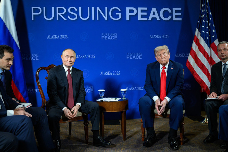 Tổng thống Mỹ Donald Trump (phải) và Tổng thống Nga Vladimir Putin tại cuộc gặp ở Alaska. (Ảnh: Fanpape Nhà trắng) nga-my.jpg