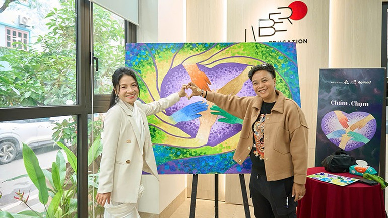 អ្នកលេងព្យ៉ាណូ ហ័រ ង៉ុក ហា និងអ្នកដឹកនាំរឿង ហ៊ុយ ង៉ុក ភ្ជាប់ចិត្តគ្នាតាមរយៈទង្វើសប្បុរសធម៌សម្រាប់ភាគកណ្តាលវៀតណាម។ (រូបថត៖ ង្វៀន ហ័រ) trien-lam-cham-va-cham.jpg