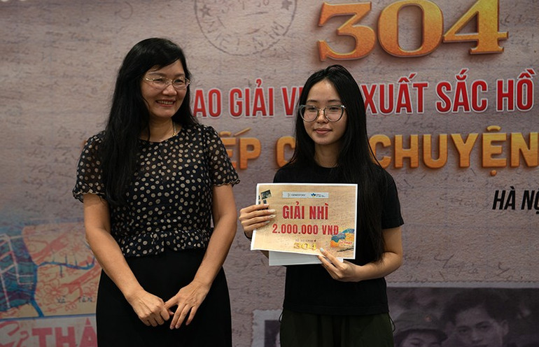 Đại diện nhóm tác giả nhận giải Nhì của đợt sơ kết giai đoạn 1 của Hồ sơ Gene 304. trao-giai-dot-1-gene-304-1.jpg