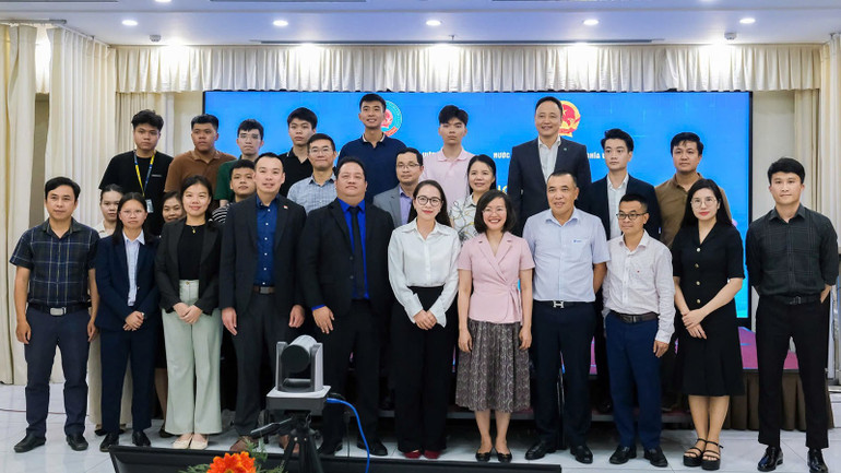 Các đại biểu chụp ảnh lưu niệm tại diễn đàn. dien-dan-doi-moi-sang-tao-vietnam-singapore.jpg