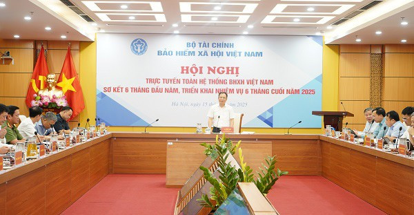 Giám đốc Bảo hiểm xã hội Việt Nam Lê Hùng Sơn phát biểu chỉ đạo tại hội nghị. (Ảnh: VSS) giam-doc-bao-hiem-xa-hoi-vietnam-le-hung-son-1.jpg