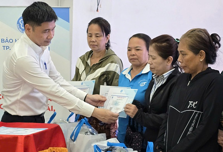 Đại diện Lãnh đạo Bảo hiểm xã hội Thành phố Hồ Chí Minh tặng thẻ bảo hiểm y tế cho phụ nữ khó khăn, tháng 10/2025 (Ảnh BTC) bao-hiem-xa-hoi-tp-ho-chi-minh-tang-the-bao-hiem-y-te-cho-nguoi-ngheo.jpg