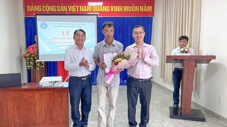 Ông Trương Công Lâm (đặc khu Côn Đảo, Thành phố Hồ Chí Minh) nhận lương hưu sau 15 năm tham gia bảo hiểm xã hội tự nguyện. (Ảnh VSS) ong-truong-cong-lam-nhan-che-do-huu-tri.jpg