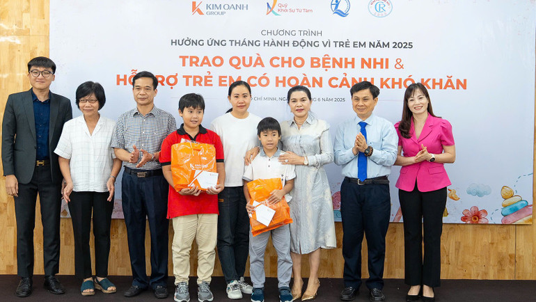 Lãnh đạo Quỹ Bảo trợ trẻ em Việt Nam, Cục Bà mẹ và Trẻ em, Quỹ Khởi sự từ tâm trao quà cho gia đình trẻ em có người thân hiến tạng. (Ảnh NFVC) trao-ho-tro-benh-nhi-hien-tang.jpg