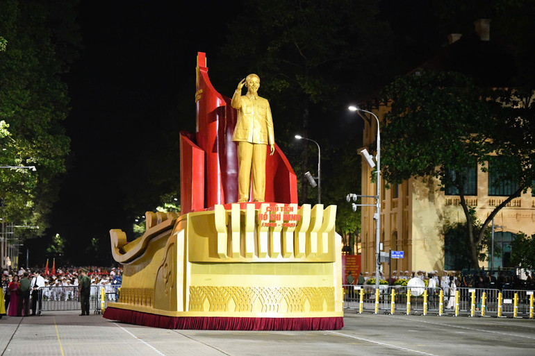xe-truoc-gio-tong-duyet.jpg