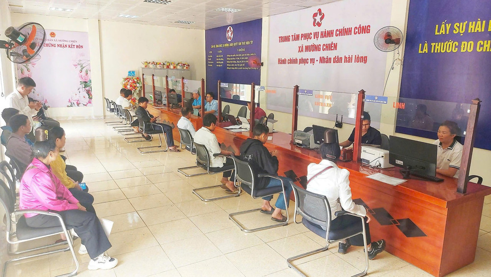 Người dân làm thủ tục hành chính tại Trung tâm Phục vụ hành chính công xã Mường Chiên, tỉnh Sơn La. thutuc.jpg