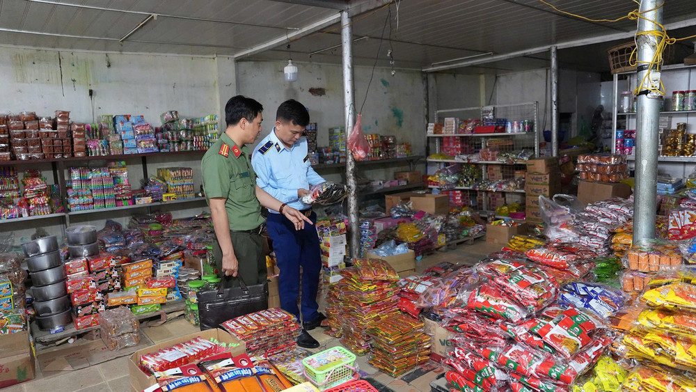 Lực lượng chức năng phối hợp kiểm tra hàng hóa là thực phẩm, sữa, thuốc tại các quầy hàng trung tâm thành phố Điện Biên Phủ. 