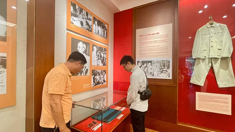 Khách tham quan tìm hiểu các tài liệu, hiện vật trong không gian trưng bày.