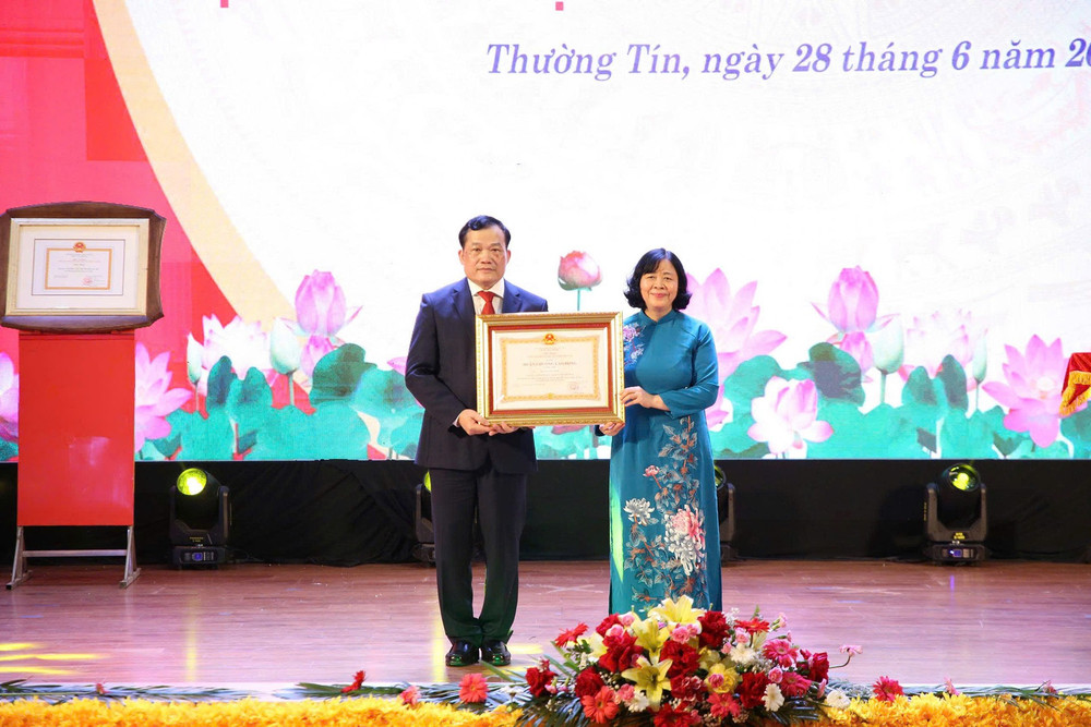Bí thư Thành ủy Hà Nội Bùi Thị Minh Hoài trao tặng Huân chương Lao động hạng Nhì cho Bí thư Huyện ủy Thường Tín Nguyễn Tiến Minh. trao.jpg
