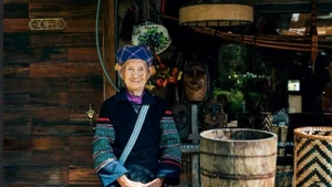 Cụ Rua luôn giữ dáng vẻ khiêm nhường, ánh mắt và nụ cười tươi. Ảnh: Cao Giang