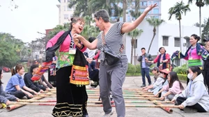 Du khách quốc tế trải nghiệm múa sạp tại Bảo tàng Dân tộc học Việt Nam, tháng 2/2026. (Nguồn VME)