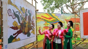 Không gian đậm sắc màu văn hóa truyền thống tại Đường hoa Tết lần đầu tổ chức trong Hoàng thành Thăng Long. Ảnh: Khánh Hòa