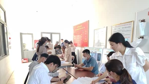 Ngoài việc đổi mới chính sách bảo hiểm thất nghiệp cần có cơ chế giúp người lao động sớm có cơ hội quay lại thị trường. Ảnh: Văn Học