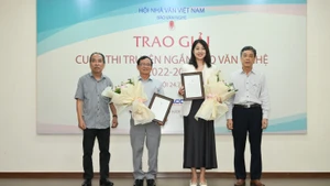 Hai tác giả đạt giải Nhì, Vũ Ngọc Thư (thứ hai, từ trái sang) và Ngô Tú Ngân (thứ ba, từ trái sang), nhận Chứng nhận và hoa chúc mừng từ Chủ tịch Hội Nhà văn Việt Nam Nguyễn Quang Thiều và Chủ tịch Hội đồng Giám khảo Nguyễn Bình Phương.